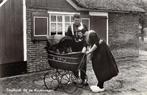 Staphorst Bij de kinderwagen Klederdracht, Ophalen of Verzenden, 1960 tot 1980, Ongelopen, Overijssel