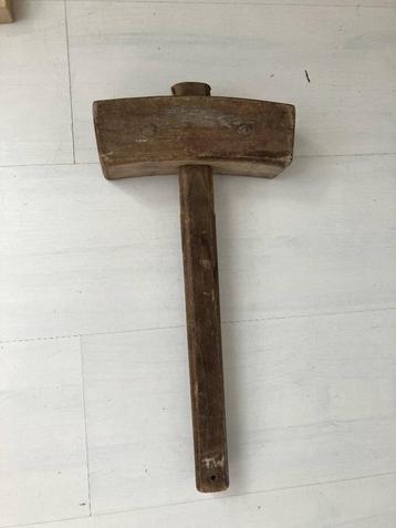 Houten hamer. Lengte 42 cm. Kop 21 cm breed, voorzijde 6,5 x beschikbaar voor biedingen