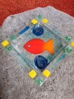 Vrolijk gekleurd glazen schaaltje met vis., Ophalen of Verzenden