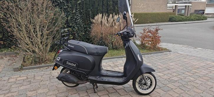 Berini Mat Zwarte Scooter - Opknapper, Fietsen en Brommers, Snorfietsen en Snorscooters, Gebruikt, Overige merken, Benzine, Ophalen
