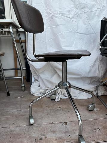 bureaustoel vintage skai, draaibaar, wieltjes beschikbaar voor biedingen