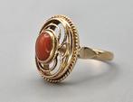 Gouden antieke ring met bloedkoraal. 206/83.