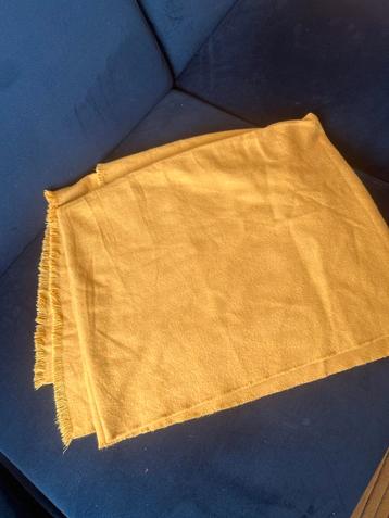 Gele Laura Ashley shawl beschikbaar voor biedingen