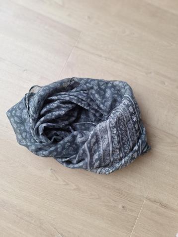 colsjaal met paisleypatroon grijs-wit beschikbaar voor biedingen