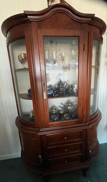 Klassieke Hoge vitrine kast Afm. H 195 x B 140 x D 45 beschikbaar voor biedingen