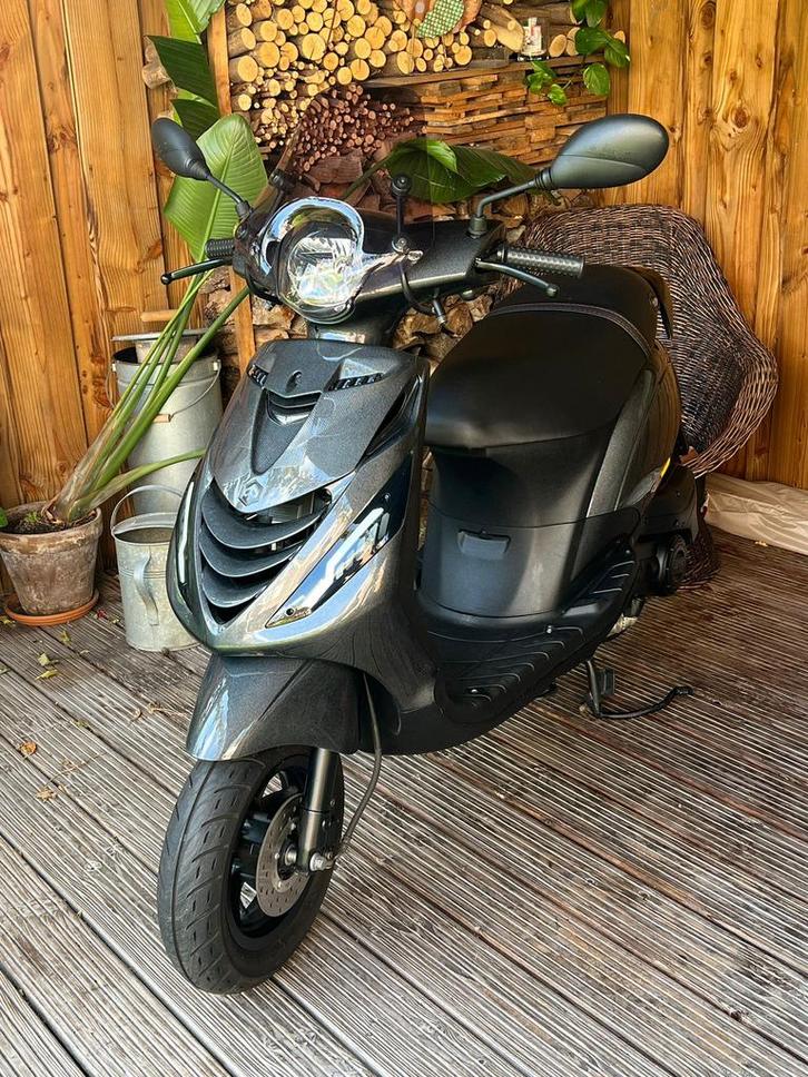 Zip 50cc 4t euro5 1900 km, Fietsen en Brommers, Scooters | Piaggio, Zo goed als nieuw, Zip, Maximaal 45 km/u, Benzine, Ophalen