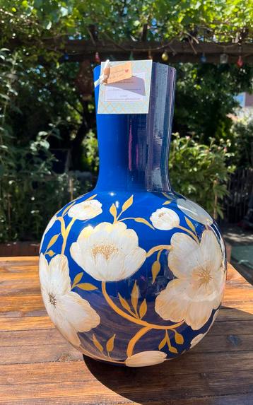 Handgeschilderde Bloemenvaas - Blauw met Witte Bloemen beschikbaar voor biedingen