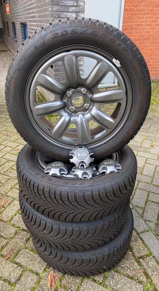 Te koop. 4 NIEUWE 17 inch. Kia Stonic winterbanden + velgen., Auto-onderdelen, Banden en Velgen, Banden en Velgen, Winterbanden