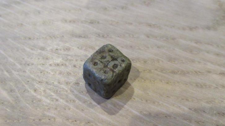 Dobbelsteen antiek  plm 1600 /  lood / bodemvondst, Hobby en Vrije tijd, Gezelschapsspellen | Bordspellen, Gebruikt, Ophalen of Verzenden