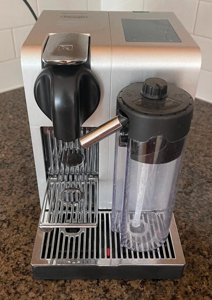 Nespresso De Longhi lattissima pro, Witgoed en Apparatuur, Koffiezetapparaten, Zo goed als nieuw, Koffiemachine, Ophalen