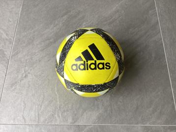 Adidas voetbal beschikbaar voor biedingen
