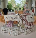 Antiek.
Duits.
Dresden kant porselein, piano spelende dame., Ophalen of Verzenden