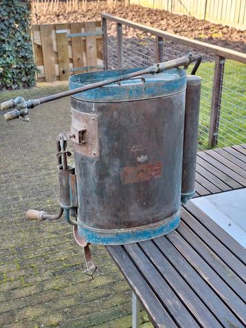Te koop antieke rugspuit.  beschikbaar voor biedingen