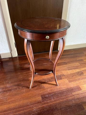 Prachtig antiek bijzettafeltje van notenhout met lade 52CM beschikbaar voor biedingen