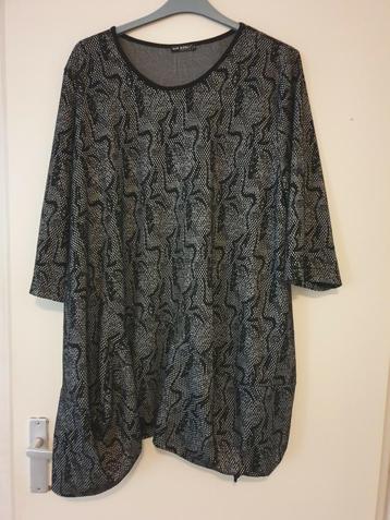 Leuke zwartgrijze tuniek  merk new jersey maat 3 (52/54) beschikbaar voor biedingen