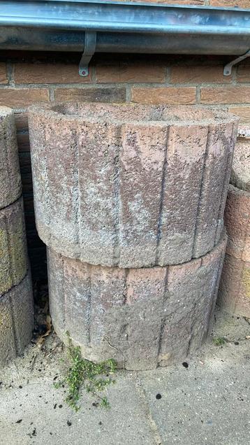 1x betonbloembak beschikbaar voor biedingen