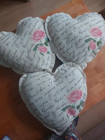 Sierkussens hartvorm beschikbaar voor biedingen