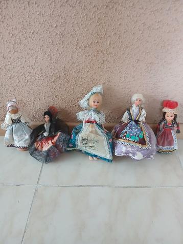 Vintage souvenir klederdracht poppen uit o.a. Italië beschikbaar voor biedingen