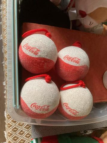 4 Coca Cola kerstballen, samen 5 euro beschikbaar voor biedingen