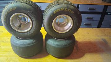 Kartbanden slicks voor regen achter. beschikbaar voor biedingen