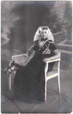 Foto Kind Meisje Jonge Vrouw Klederdracht Zuid-Beveland, Gebruikt, Foto, Ophalen of Verzenden, Voor 1940