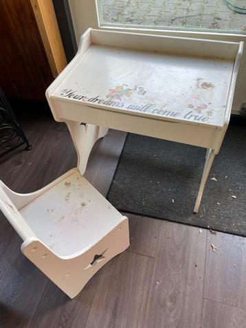 Klein schooltafeltje met stoel beschikbaar voor biedingen