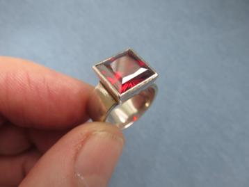 Design ring in 925 karaat zilver met rode geslepen steen beschikbaar voor biedingen