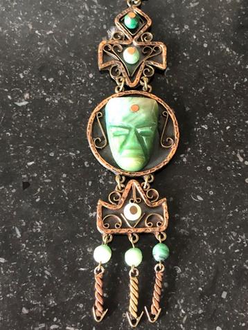 Prachtige handgemaakte ketting met jade masker en kralen beschikbaar voor biedingen