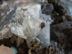 468 gram cerussiet in moeder gesteente koopje € 2,50, Verzamelen, Mineralen en Fossielen, Ophalen, Mineraal
