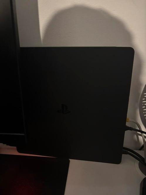 Ps4+hori playstation stuur!, Spelcomputers en Games, Spelcomputers | Sony PlayStation 4, Zo goed als nieuw, Slim, 1 TB, Met 2 controllers