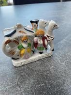 Sphinx beeldje, koets met gezelschap. Porcelein 9x7x3 cm, Antiek en Kunst, Antiek | Keramiek en Aardewerk, Ophalen of Verzenden