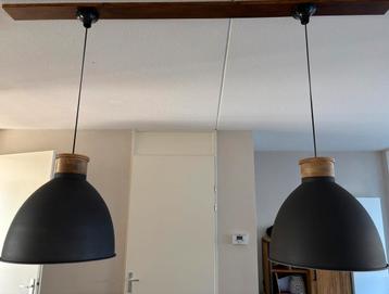 2 industriële hanglampen beschikbaar voor biedingen