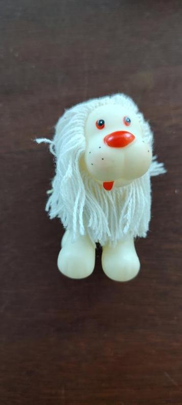 Oud plastic hondje beschikbaar voor biedingen