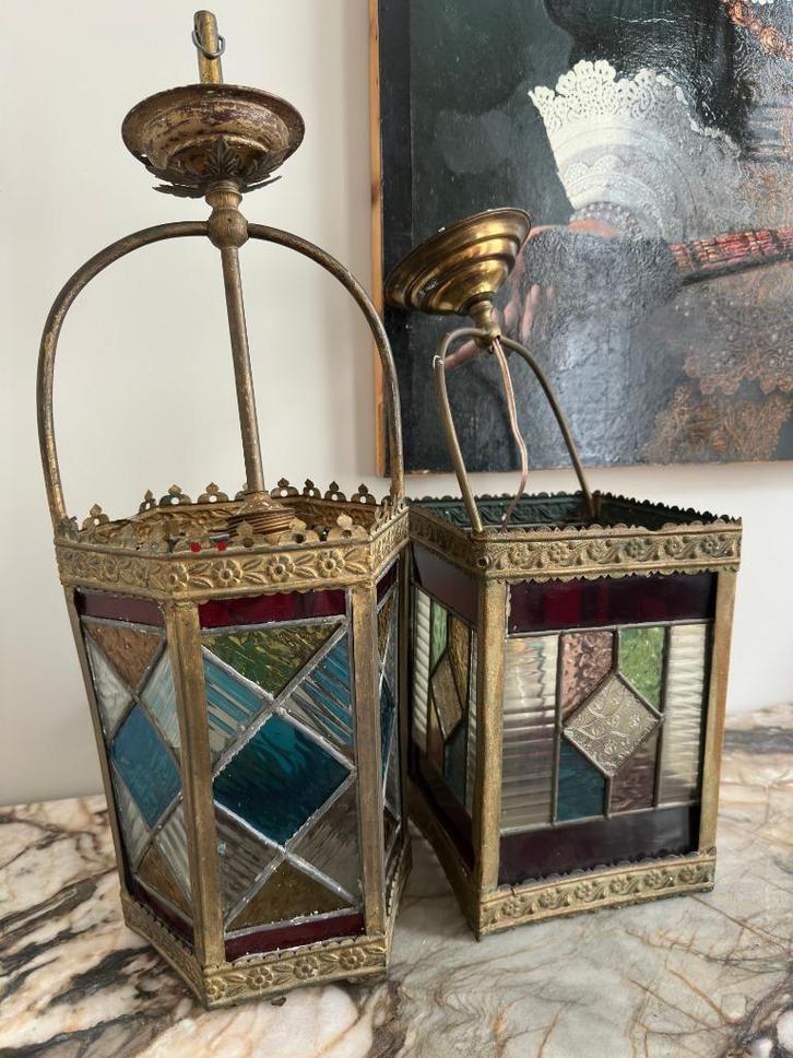 Twee vintage messing hanglantaarns met gekleurd glas-in-lood, Antiek en Kunst, Curiosa en Brocante, Ophalen