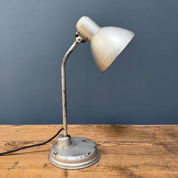 Zilvergrijze Bauhaus bureaulamp tafellamp vintage oud lamp beschikbaar voor biedingen