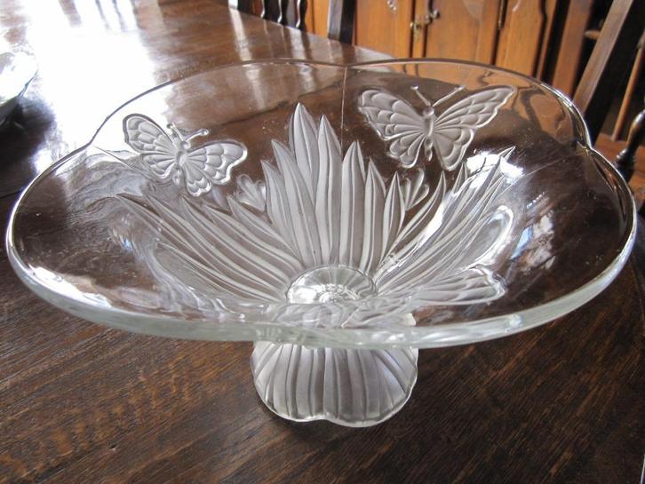 Mooie grote glas bowl op voet met frosted vlinders en bloem, Antiek en Kunst, Antiek | Glas en Kristal, Verzenden