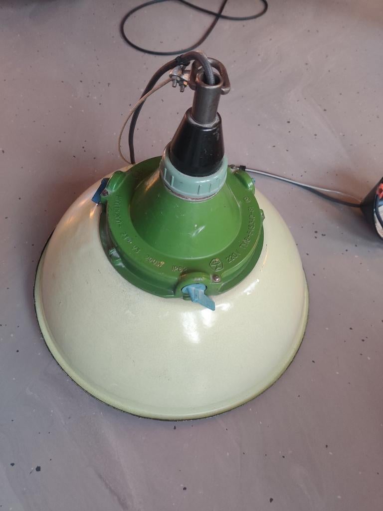 Oude fabrieks lamp, Huis en Inrichting, Lampen | Hanglampen, Ophalen of Verzenden, Minder dan 50 cm