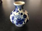 Delfts blauw vaasje * gemerkt * 7.5 cm hoog * klein vaasje, Ophalen of Verzenden