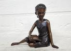 Bronzen beeld/ LEZEND MEISJE