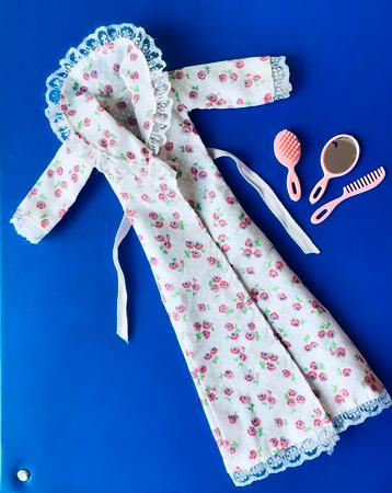 Vintage Sindy ochtendjas “Sweet Dreams” met accessoires beschikbaar voor biedingen