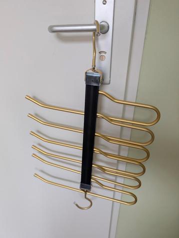 Broek/sjaal hanger voor in een kledingkast of garderobe beschikbaar voor biedingen