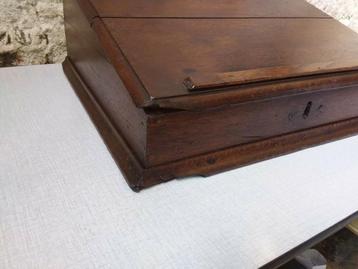 Antieke tafellessenaar  beschikbaar voor biedingen