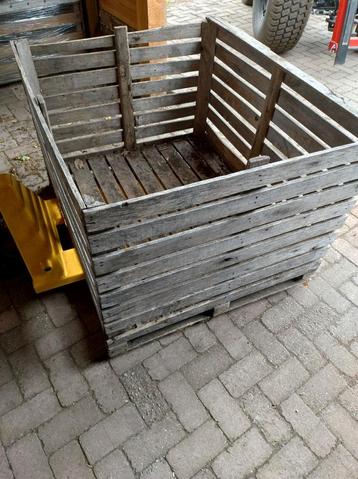 Houten kuubse kiste beschikbaar voor biedingen
