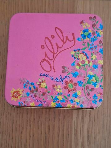 Origineel leeg Oilily parfumblik. Bewaarblikje. Roze. H3,5cm beschikbaar voor biedingen