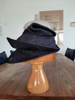 Hoedenmaakster Liesbeth van Well hoed omvang 54 cm., Ophalen of Verzenden, Zo goed als nieuw