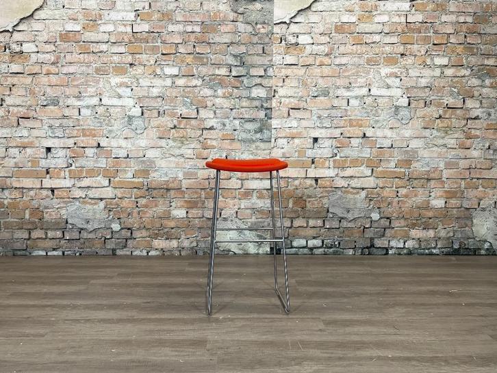 Cappellini Hi Pad Stool rood bij TheReSales, Huis en Inrichting, Barkrukken, Zo goed als nieuw, 60 tot 90 cm, Metaal, 1 kruk, Ophalen