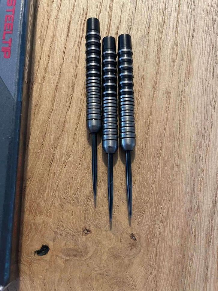 Meerdere setjes, Sport en Fitness, Darts, Zo goed als nieuw, Pijlen, Ophalen of Verzenden