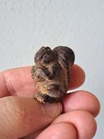 Eekhoorn met eikel, aardewerk 2.5x1.5x3cm, Ophalen of Verzenden, Zo goed als nieuw, Wild dier, Beeldje of Figuurtje