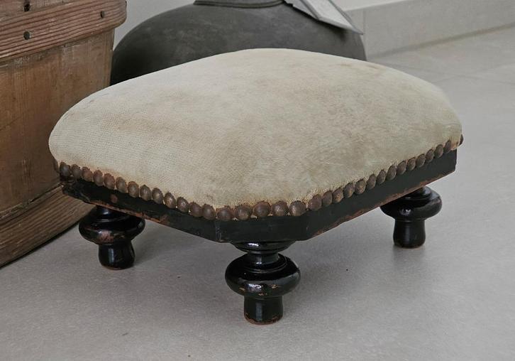 Klein antiek VOETENBANKJE / bekleed met beige velours, Huis en Inrichting, Krukjes, Gebruikt, Hout, Ophalen of Verzenden