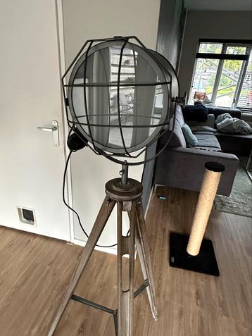 Industriële lamp beschikbaar voor biedingen